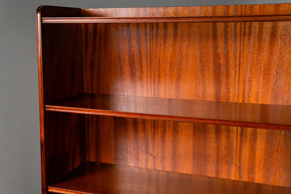 Schönes Bücherregal im klassizistischen Stil