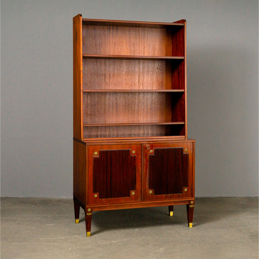 Schönes Bücherregal im klassizistischen Stil