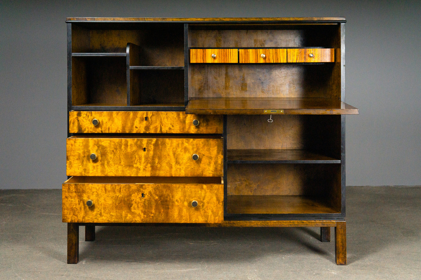 Praktisches Art Déco Highboard