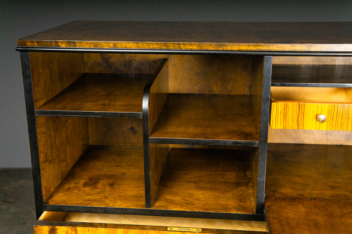 Praktisches Art Déco Highboard