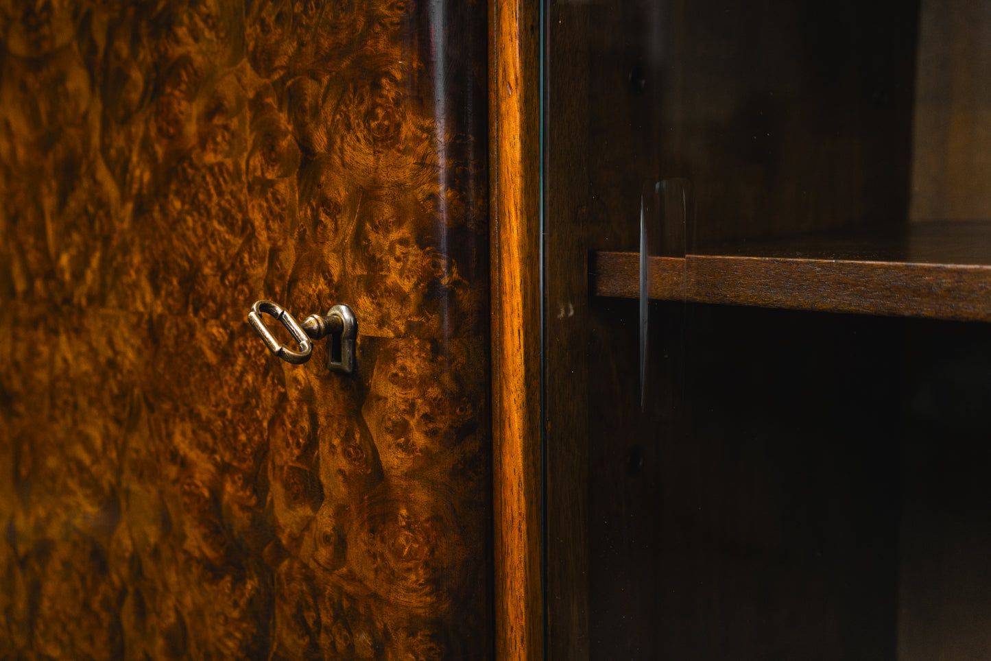 Besonderer Art Déco Bücherschrank