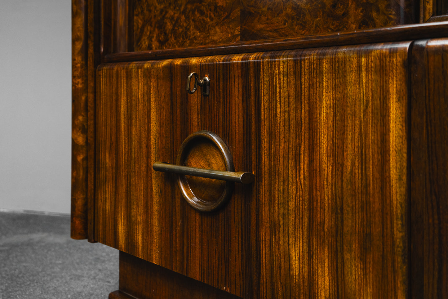 Besonderer Art Déco Bücherschrank