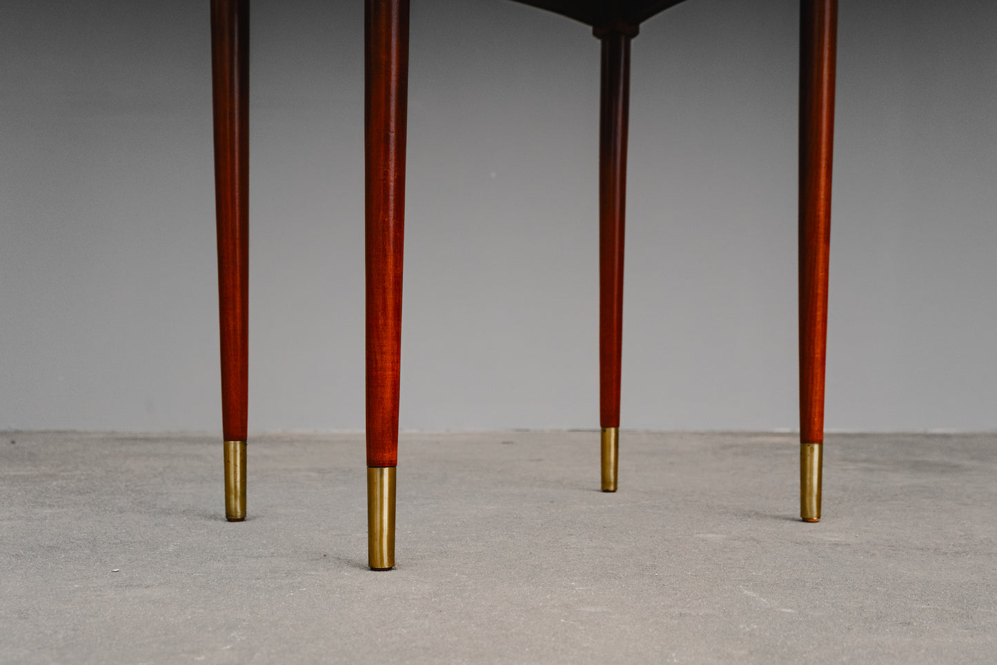 Süßer Mid-Century Fliesentisch