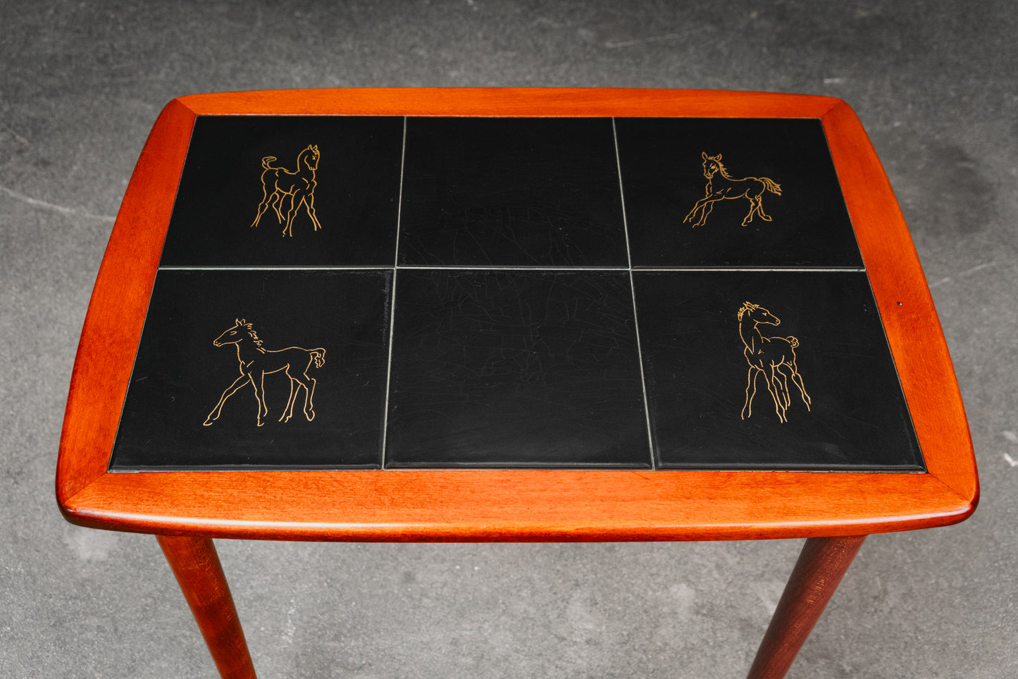 Süßer Mid-Century Fliesentisch