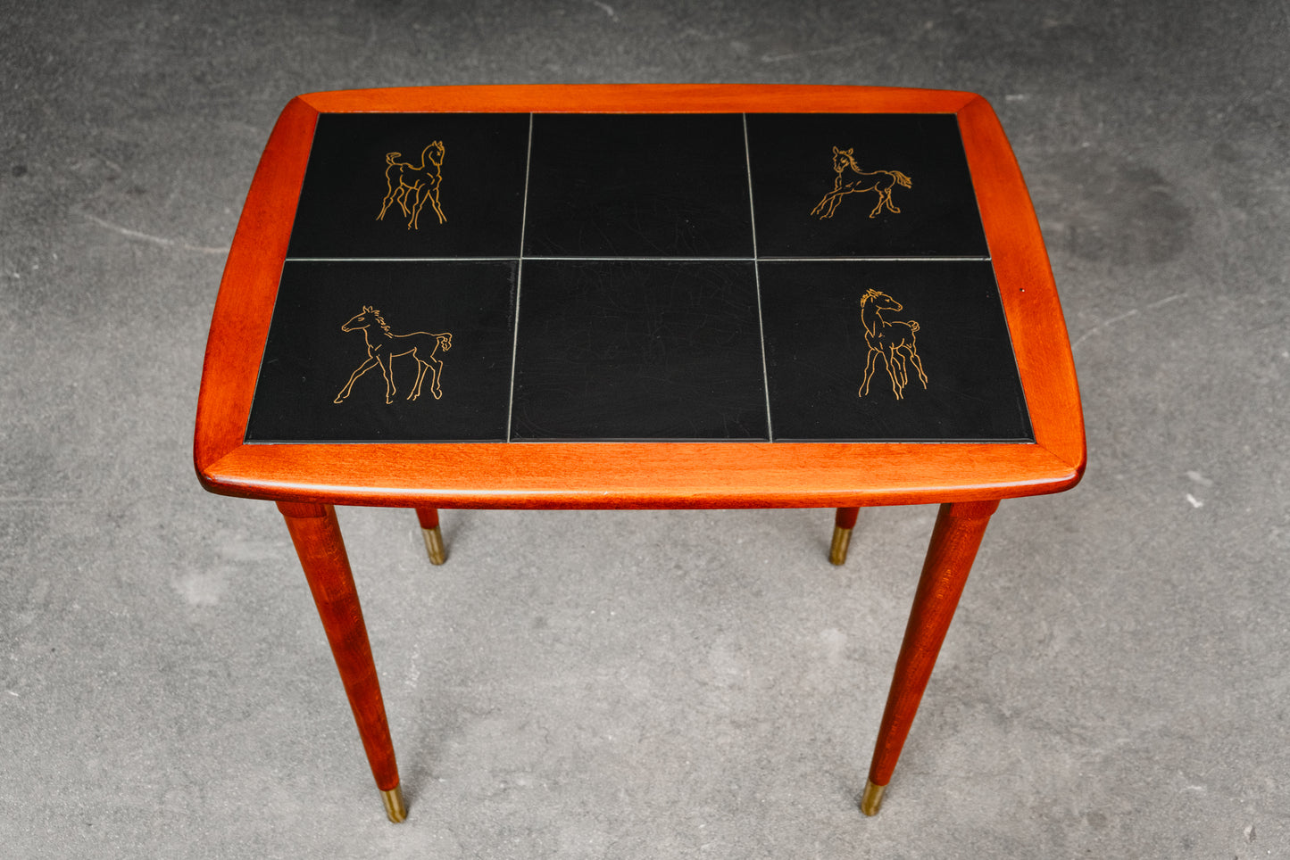 Süßer Mid-Century Fliesentisch