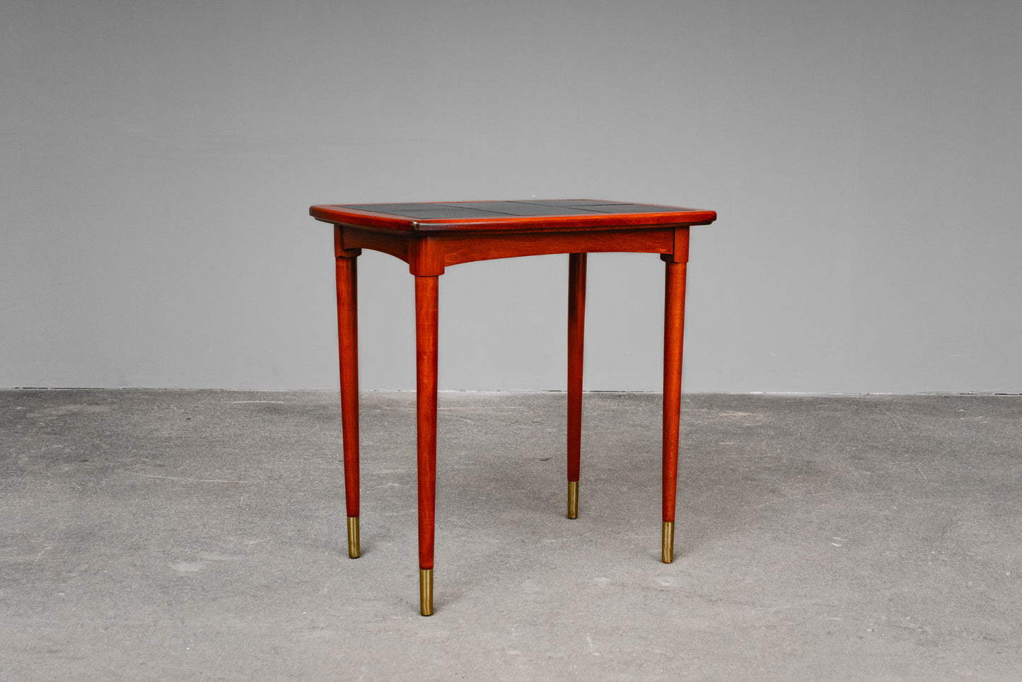 Süßer Mid-Century Fliesentisch