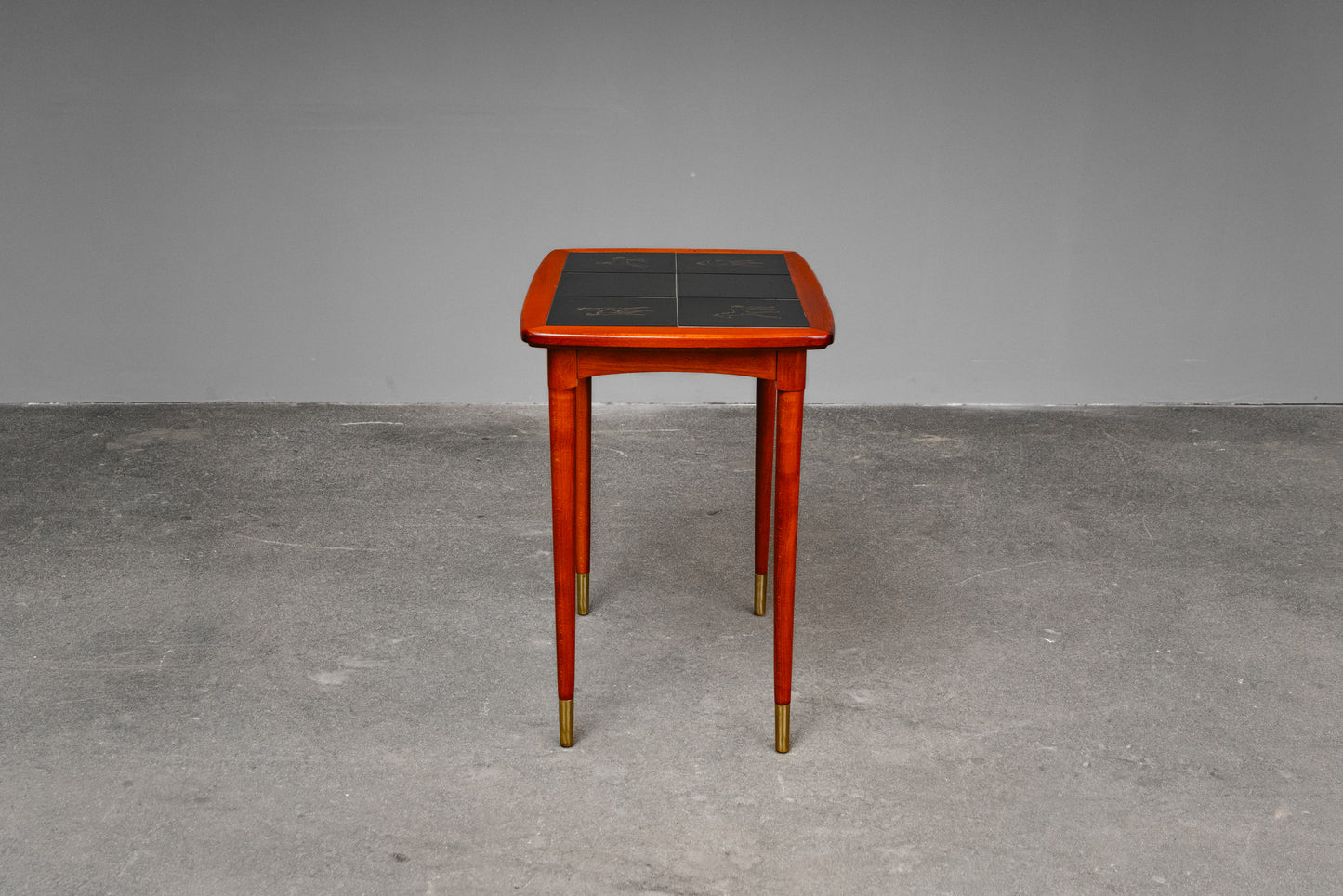 Süßer Mid-Century Fliesentisch