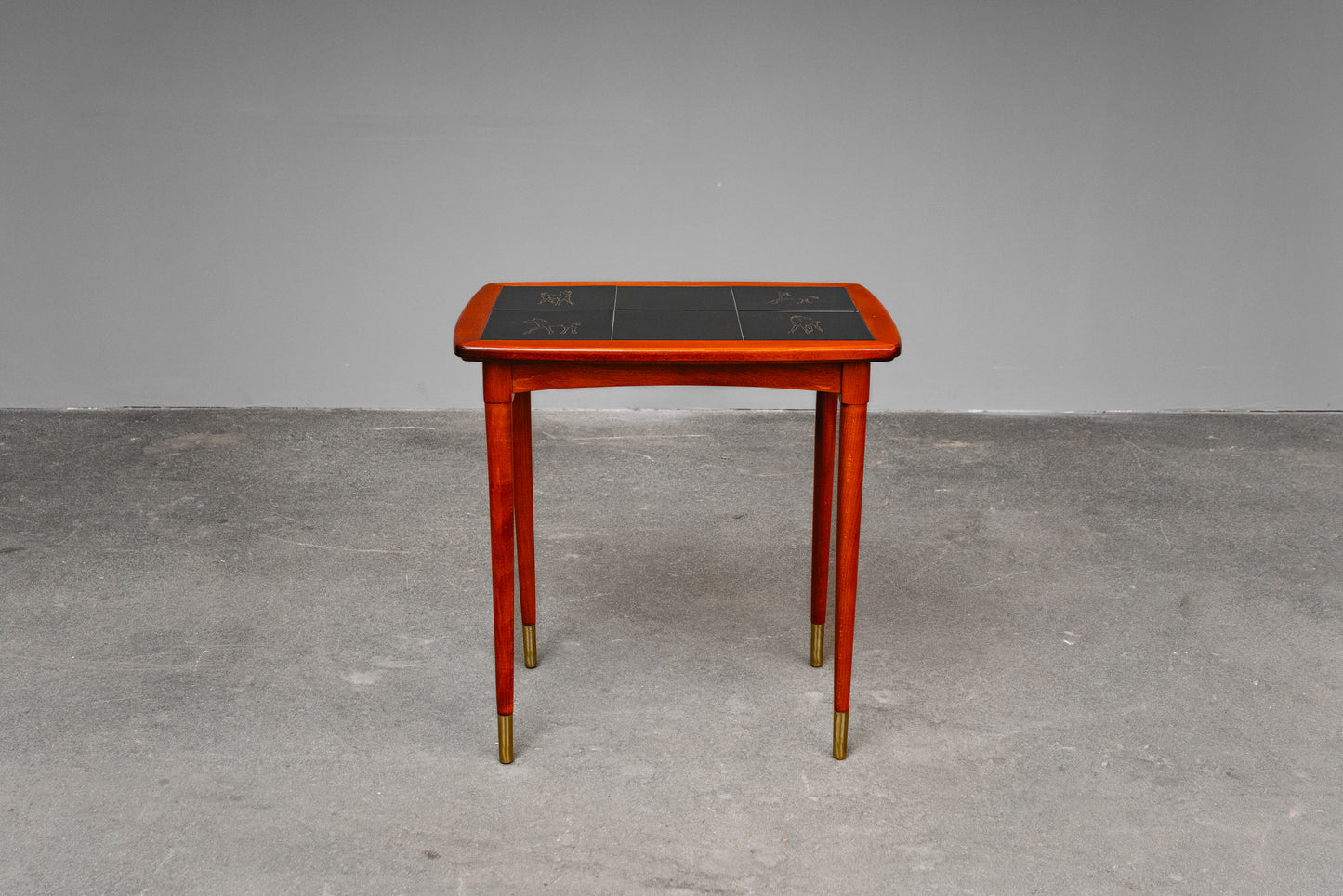 Süßer Mid-Century Fliesentisch