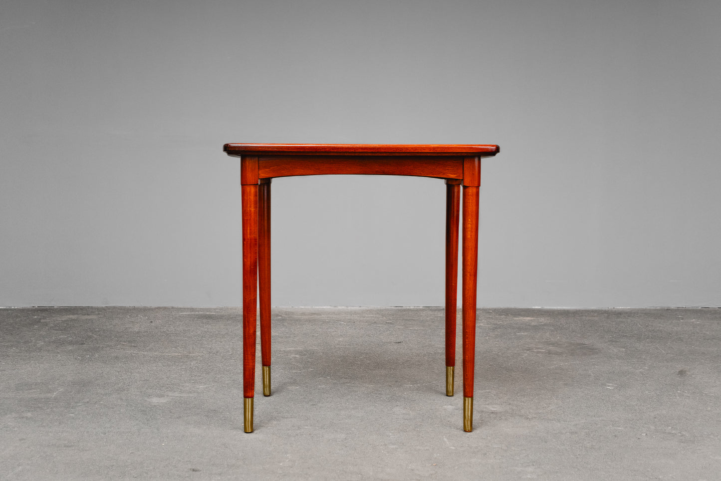 Süßer Mid-Century Fliesentisch