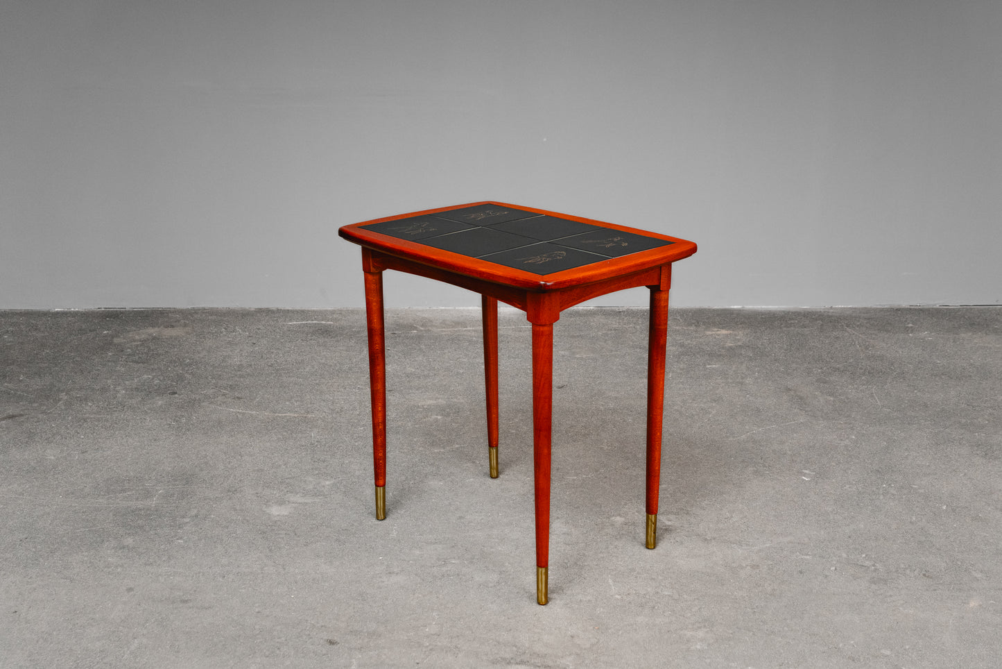 Süßer Mid-Century Fliesentisch