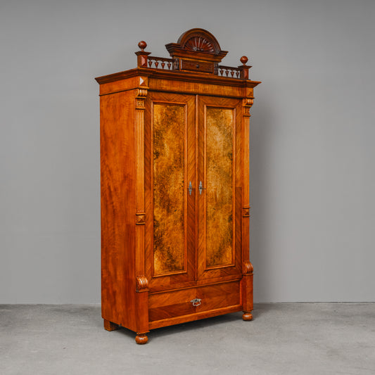 Eleganter Gründerzeit Kleiderschrank