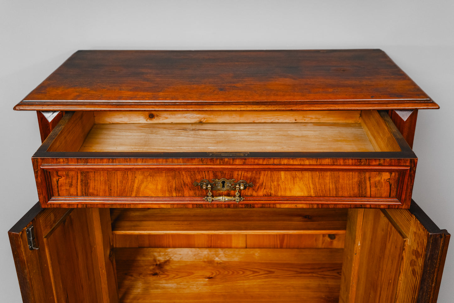 Wunderschönes Gründerzeit Vertiko