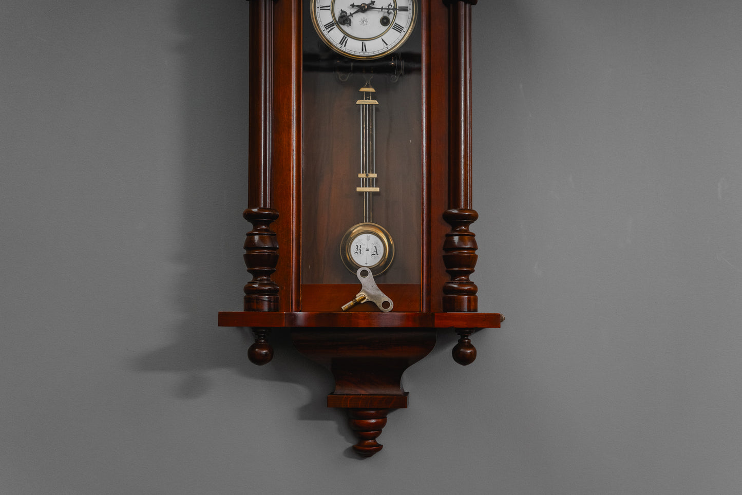 Elegante Gründerzeit Wanduhr