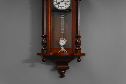 Elegante Gründerzeit Wanduhr