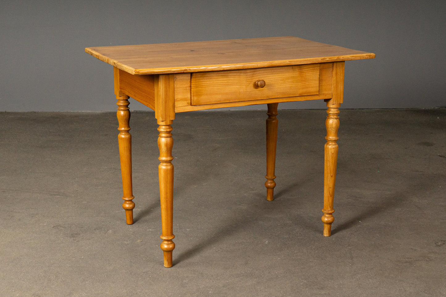 Schöner Tisch im Biedermeier Stil