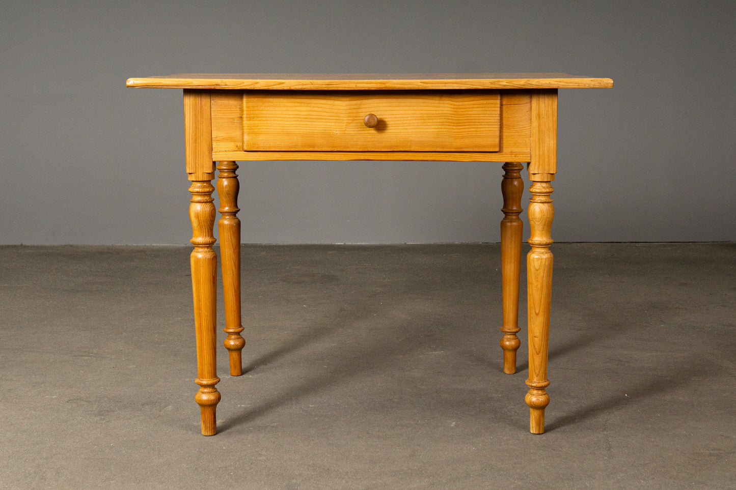 Schöner Tisch im Biedermeier Stil