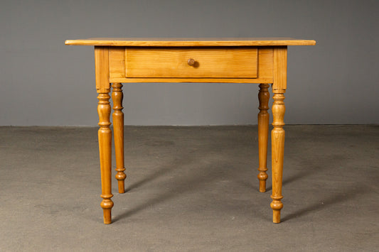Schöner Tisch im Biedermeier Stil