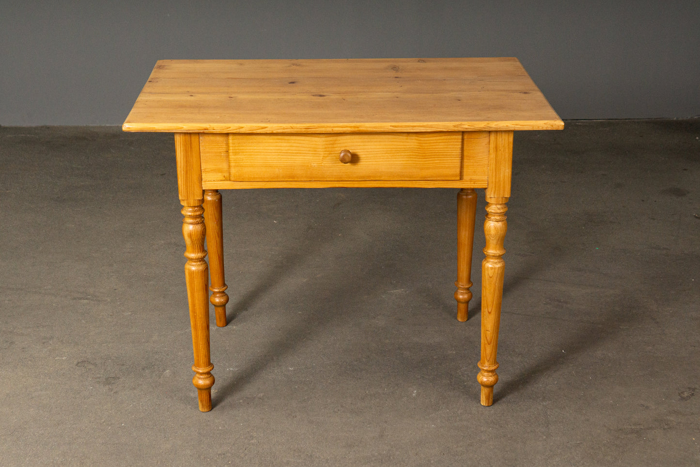 Schöner Tisch im Biedermeier Stil