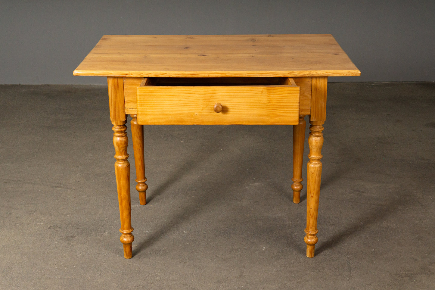 Schöner Tisch im Biedermeier Stil