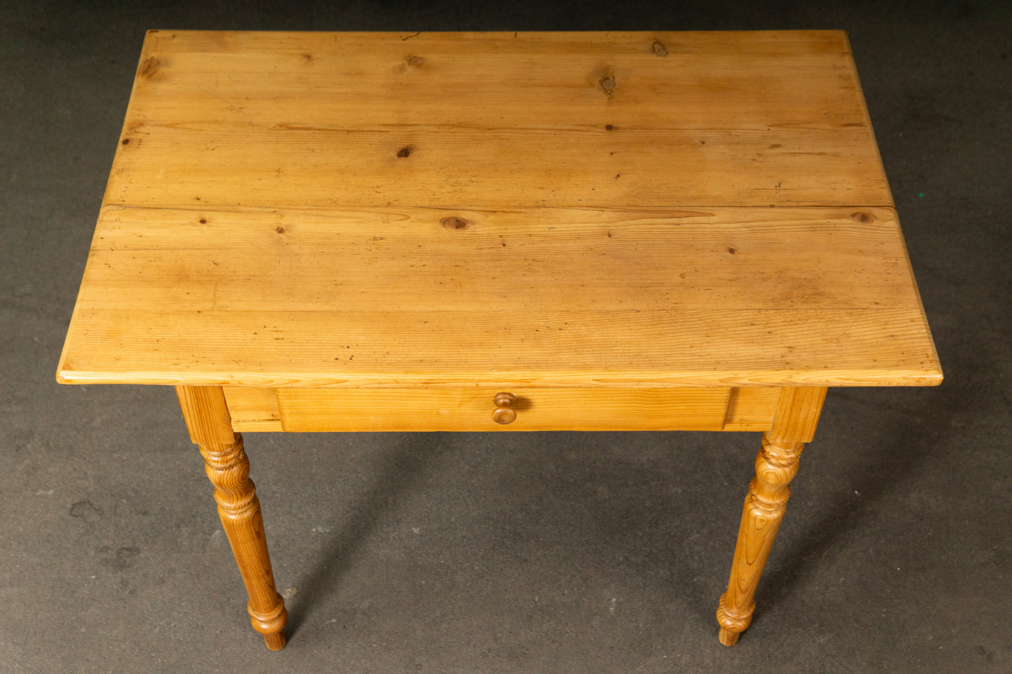 Schöner Tisch im Biedermeier Stil