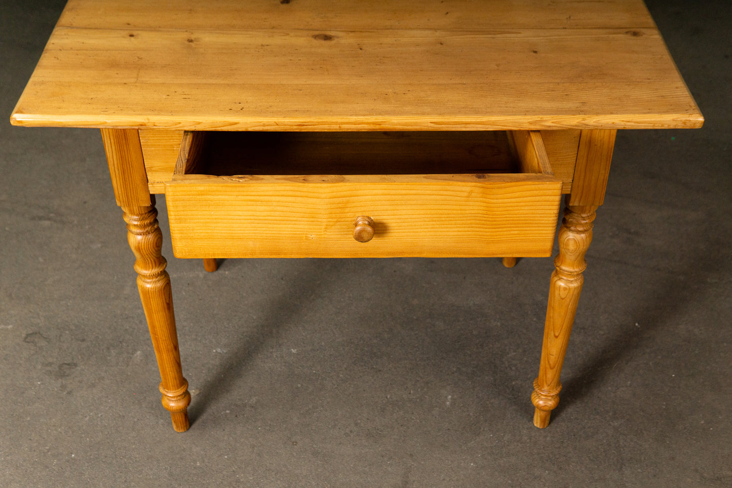 Schöner Tisch im Biedermeier Stil