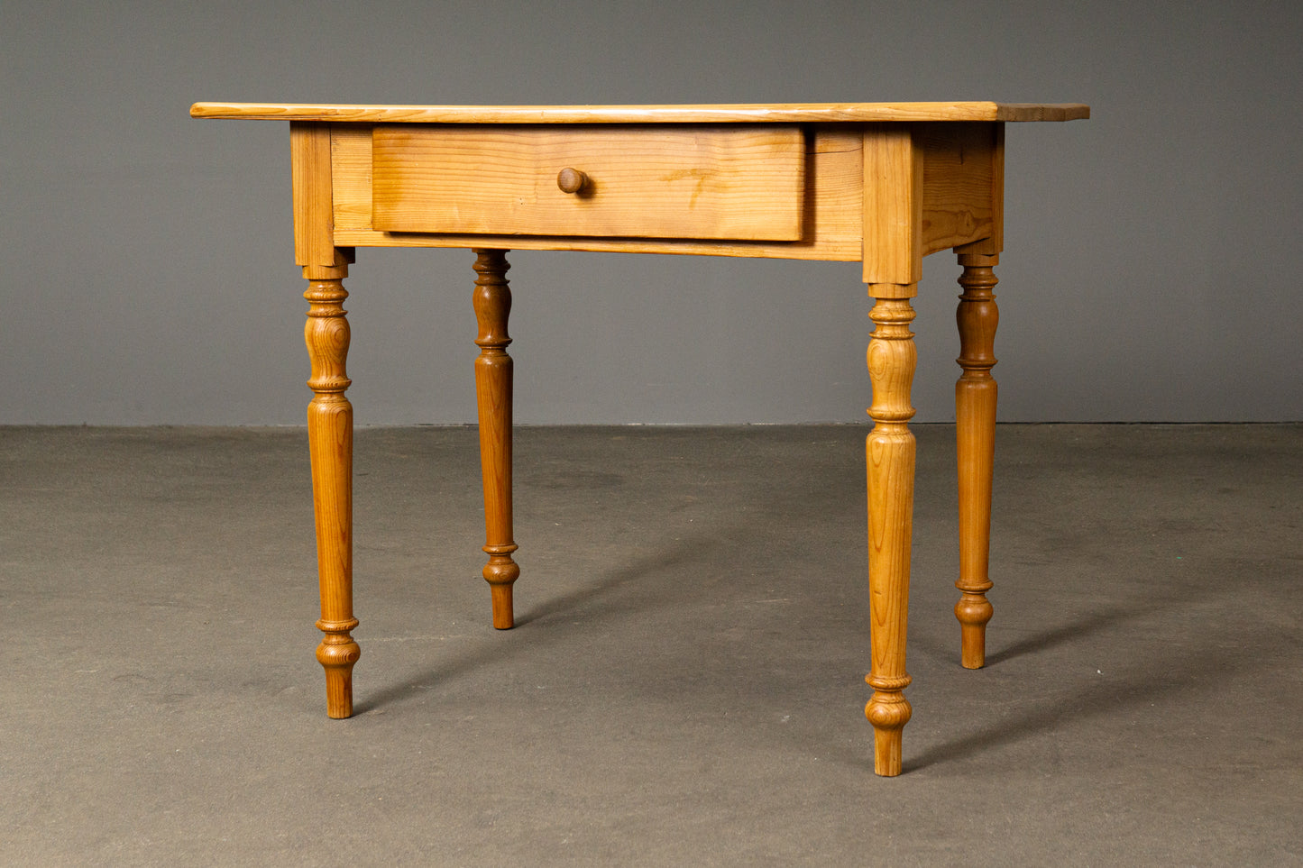 Schöner Tisch im Biedermeier Stil