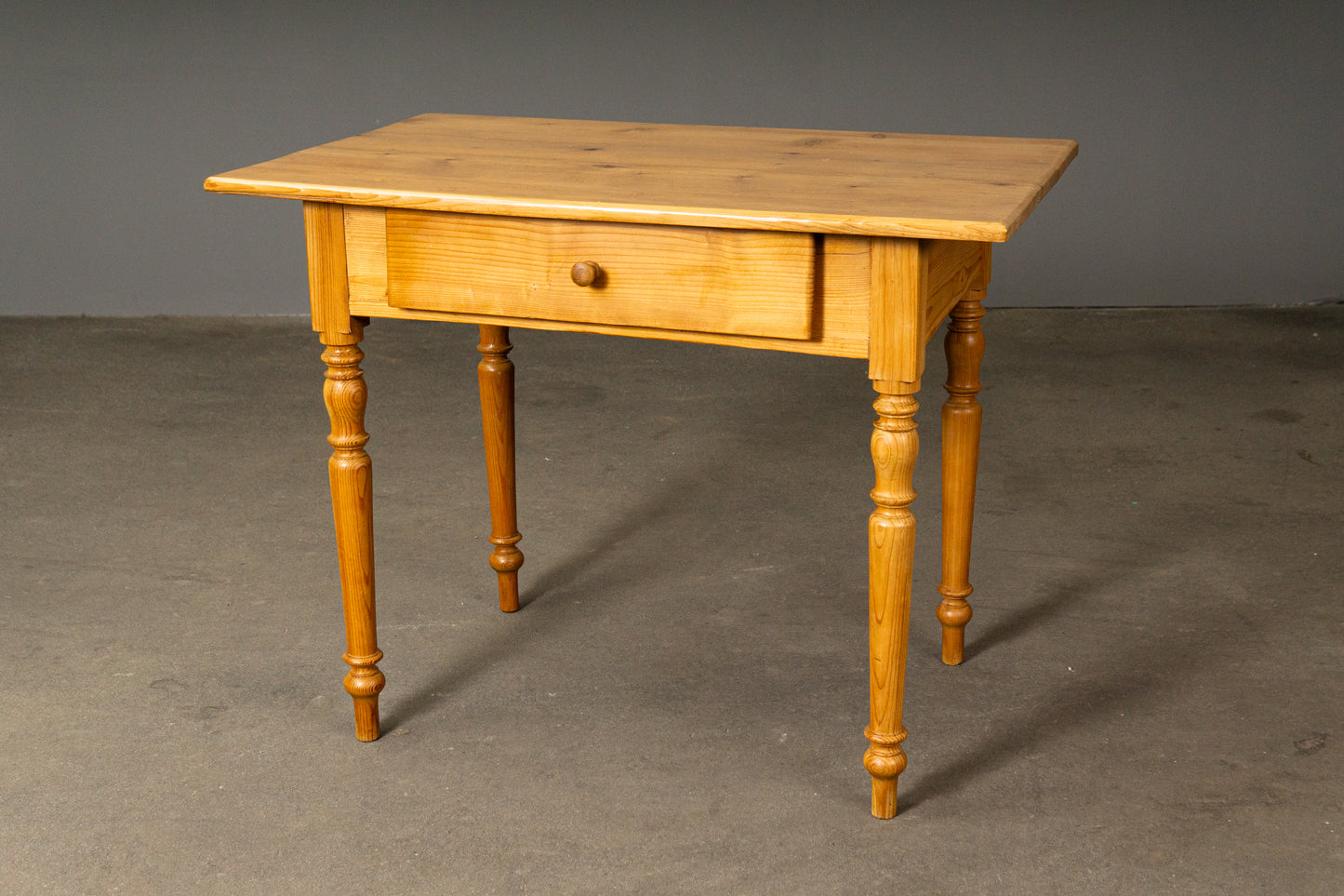 Schöner Tisch im Biedermeier Stil