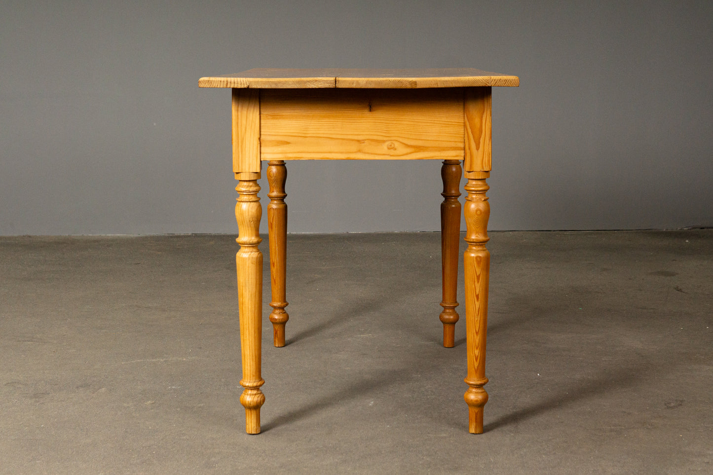 Schöner Tisch im Biedermeier Stil