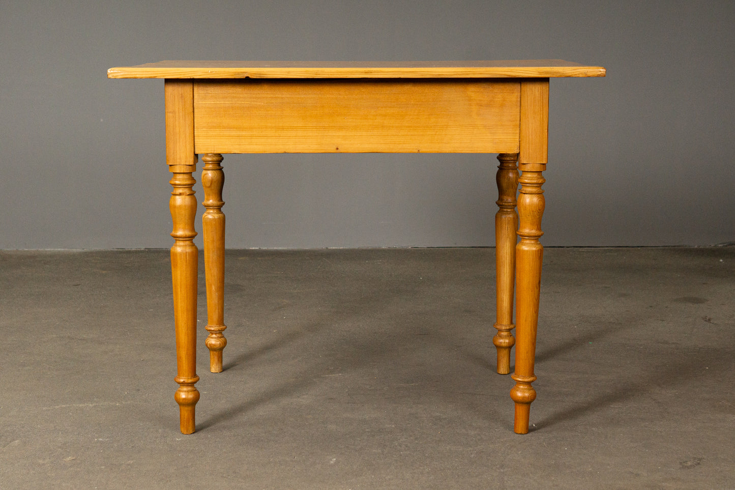 Schöner Tisch im Biedermeier Stil