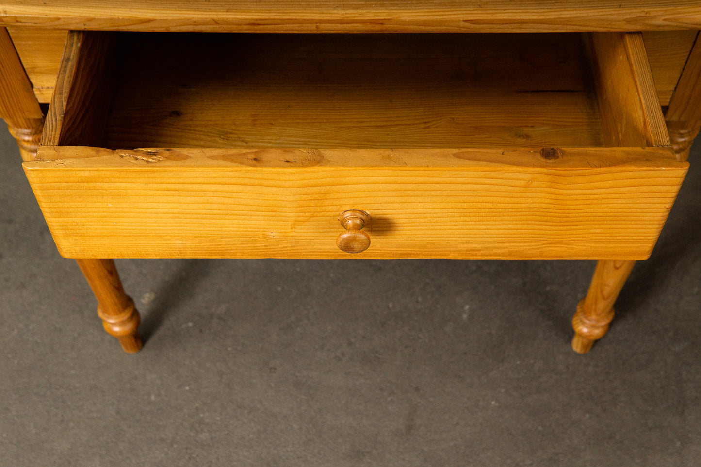 Schöner Tisch im Biedermeier Stil