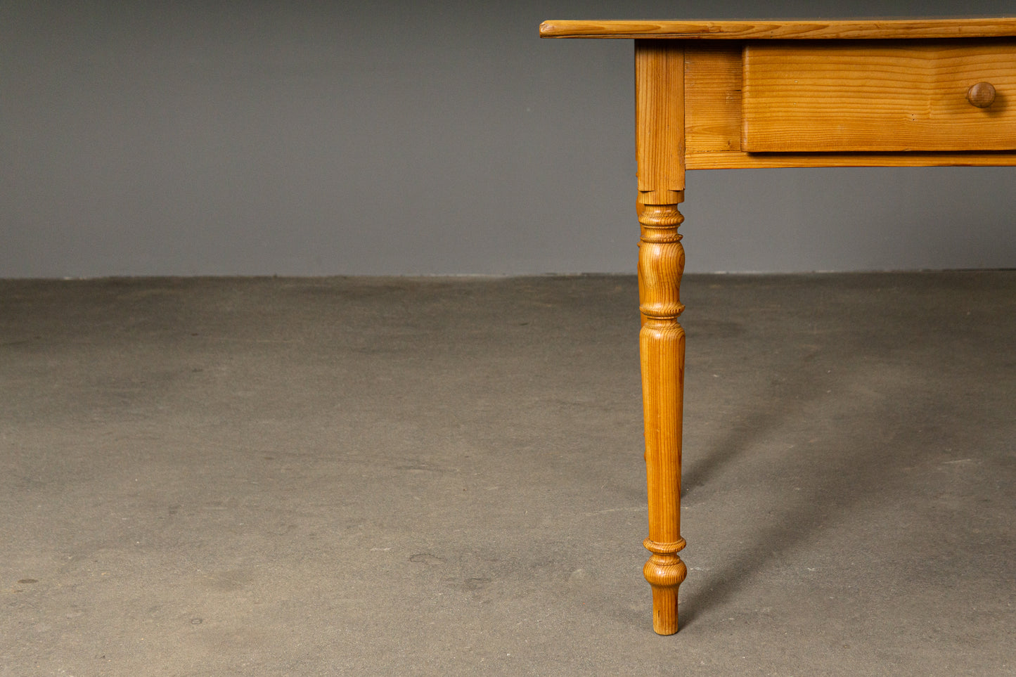 Schöner Tisch im Biedermeier Stil