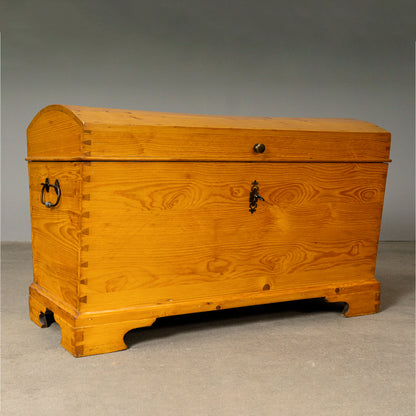 Wunderschöne Biedermeier Runddeckeltruhe