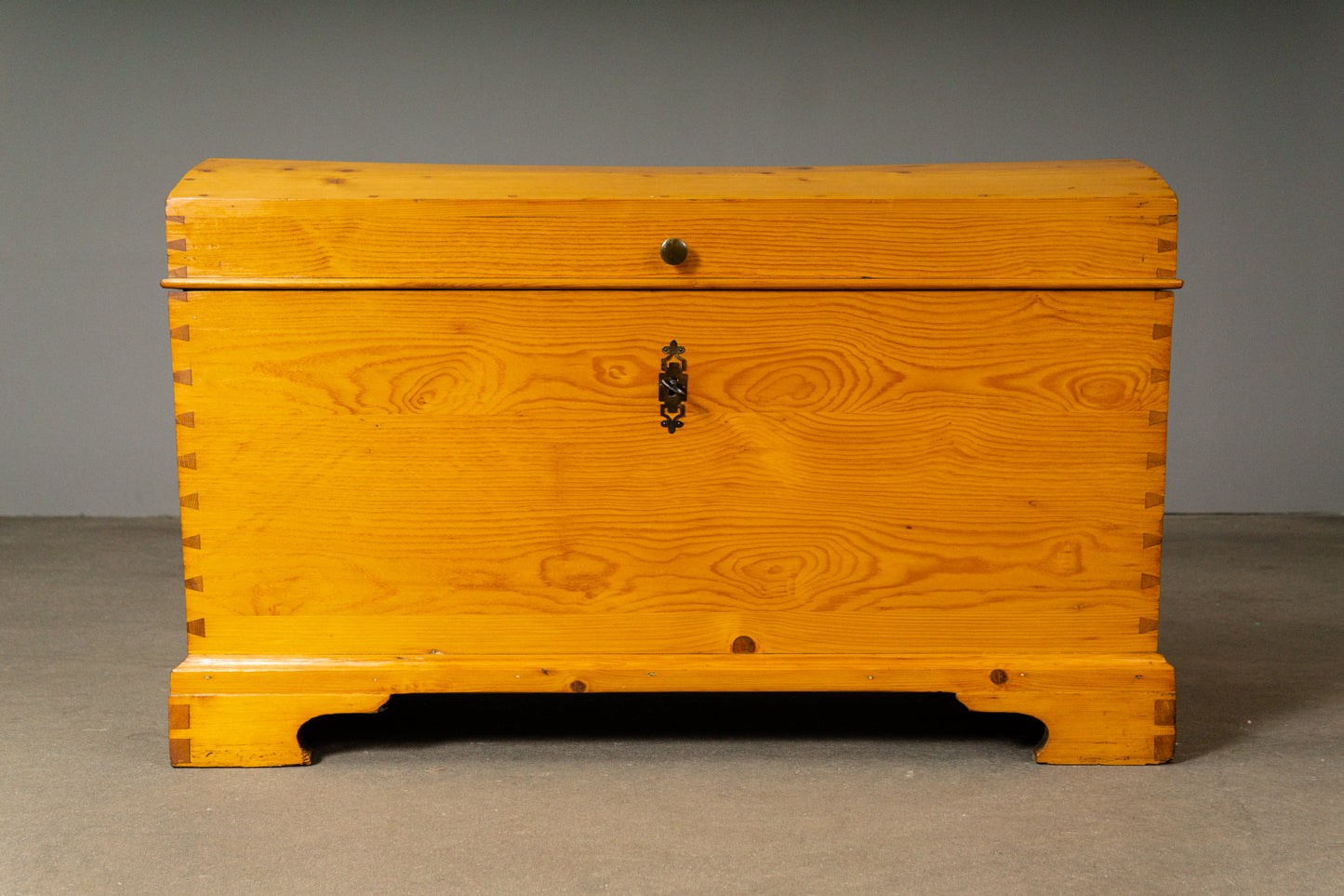 Wunderschöne Biedermeier Runddeckeltruhe