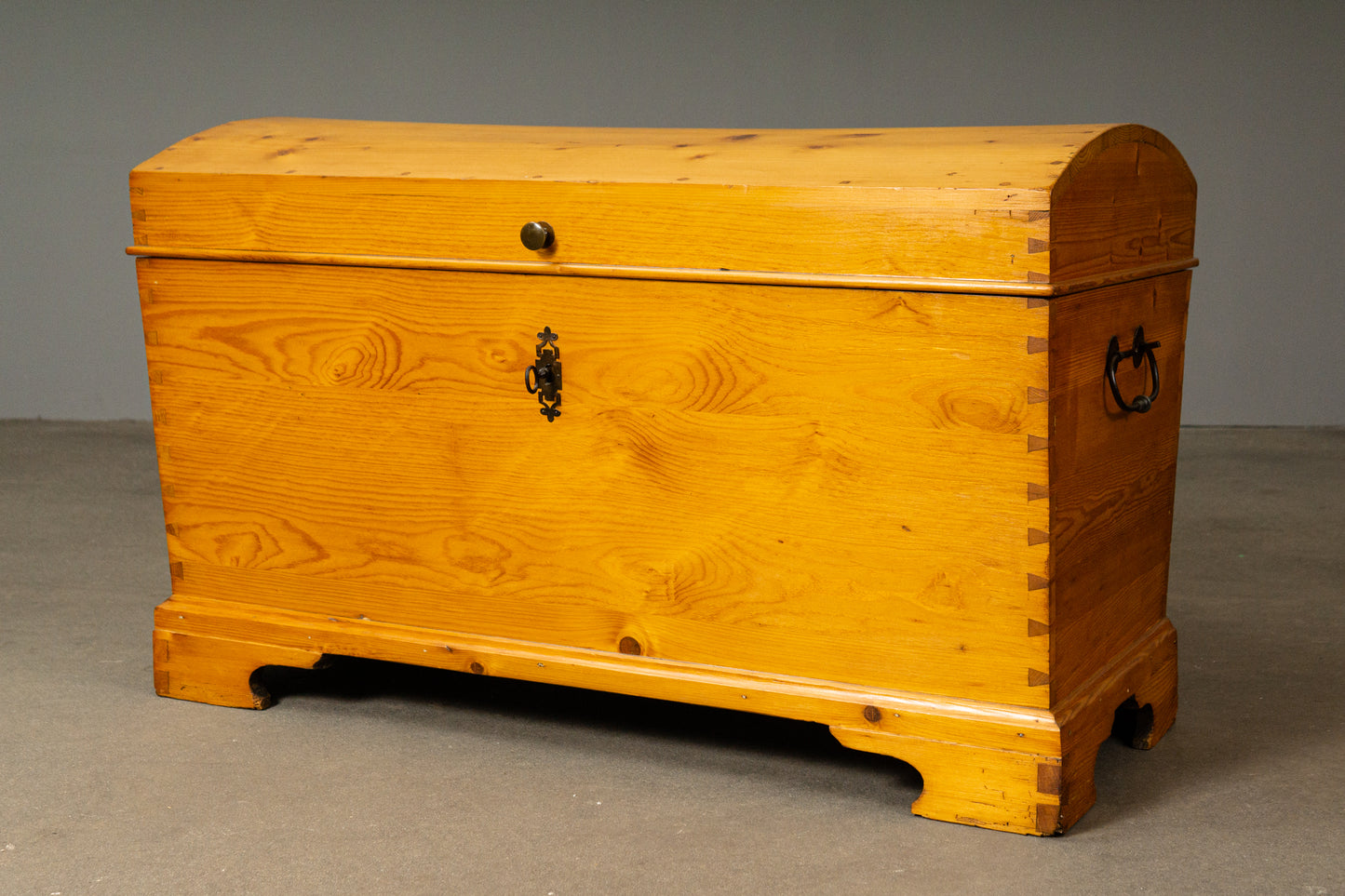 Wunderschöne Biedermeier Runddeckeltruhe