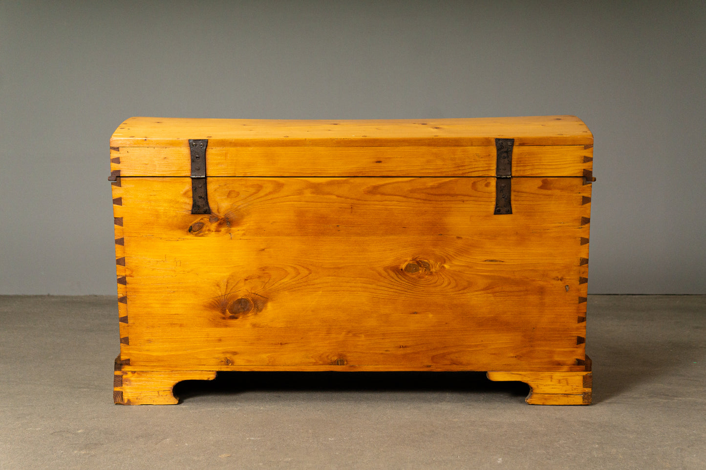 Wunderschöne Biedermeier Runddeckeltruhe