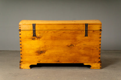 Wunderschöne Biedermeier Runddeckeltruhe