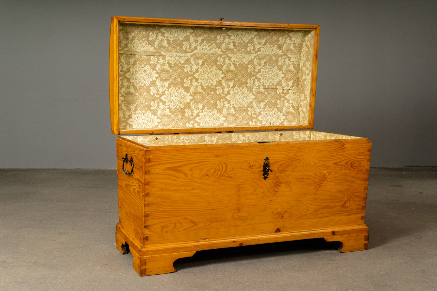 Wunderschöne Biedermeier Runddeckeltruhe