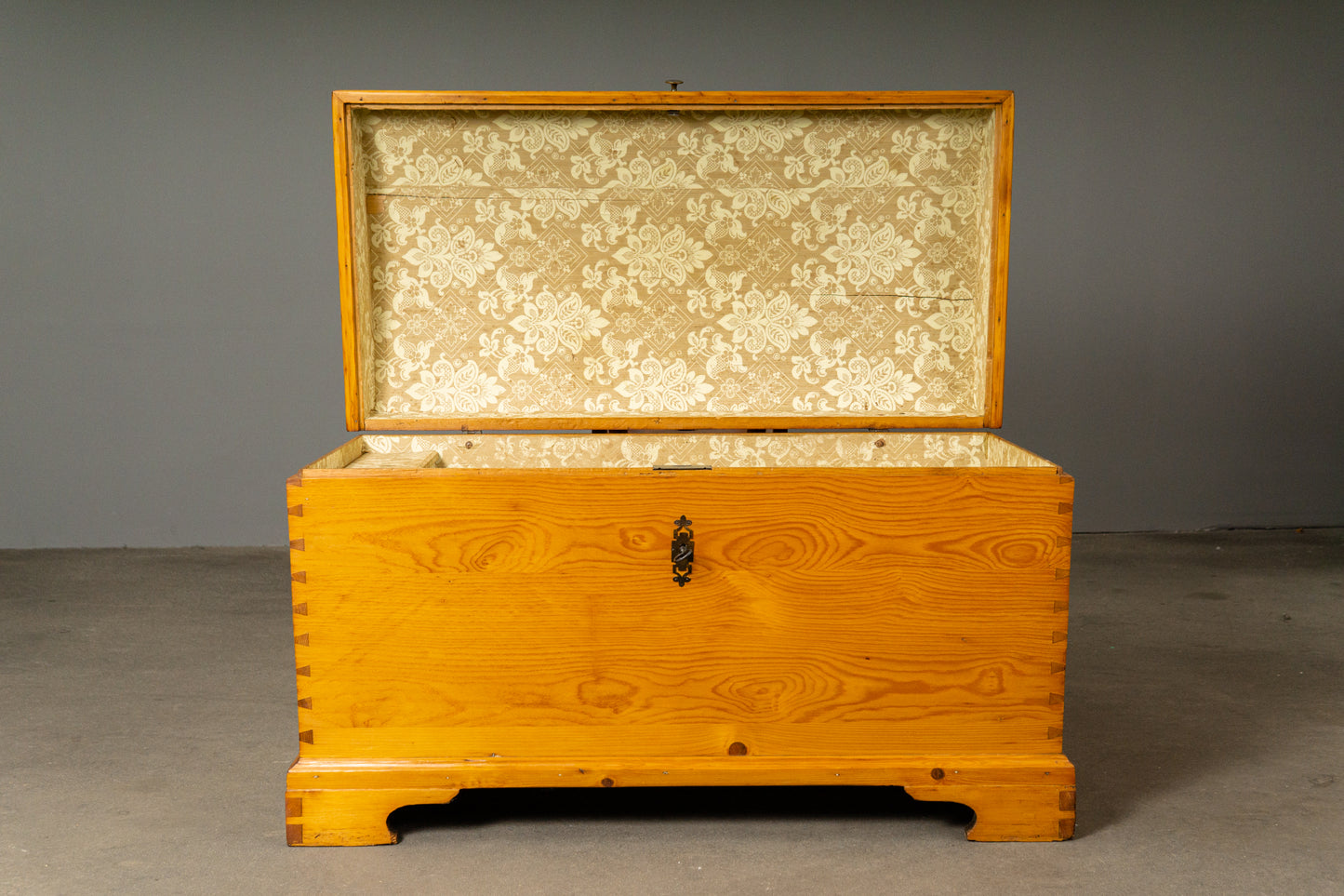 Wunderschöne Biedermeier Runddeckeltruhe