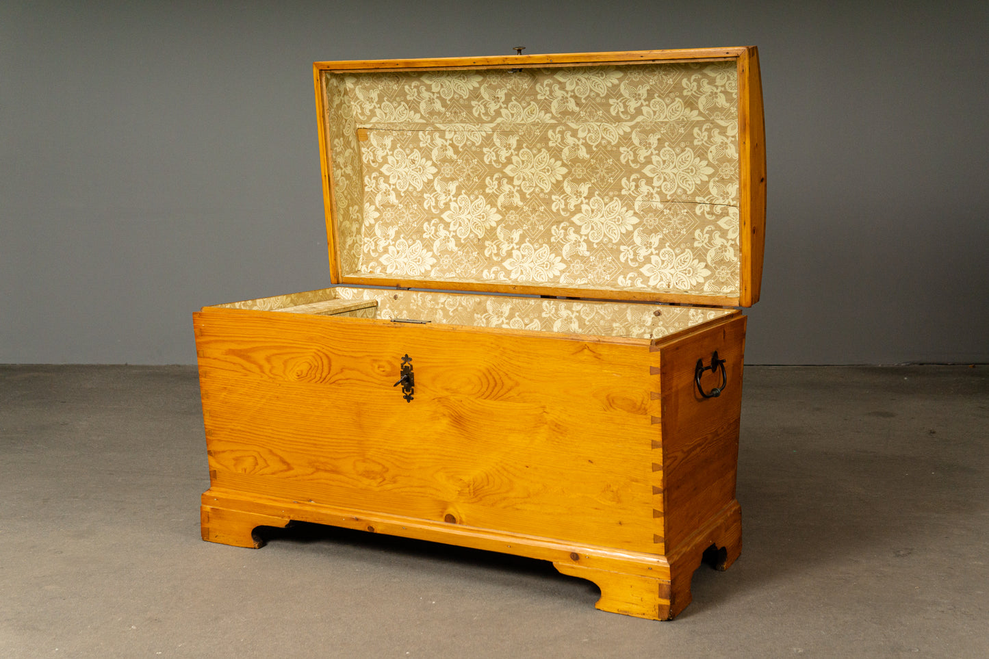 Wunderschöne Biedermeier Runddeckeltruhe