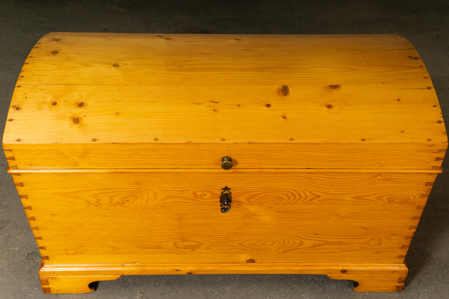 Wunderschöne Biedermeier Runddeckeltruhe