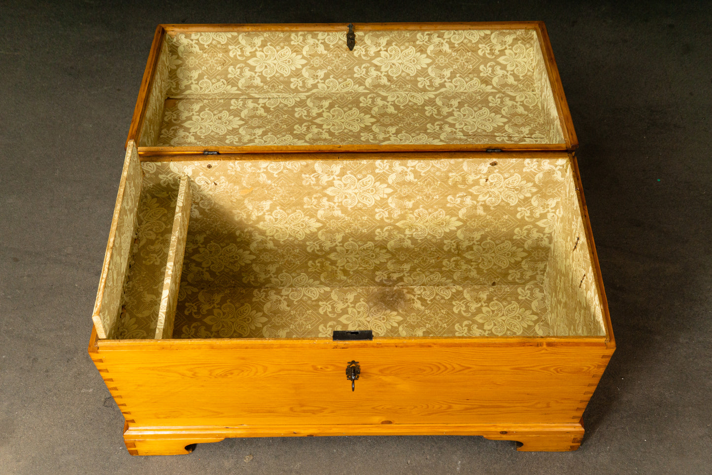 Wunderschöne Biedermeier Runddeckeltruhe