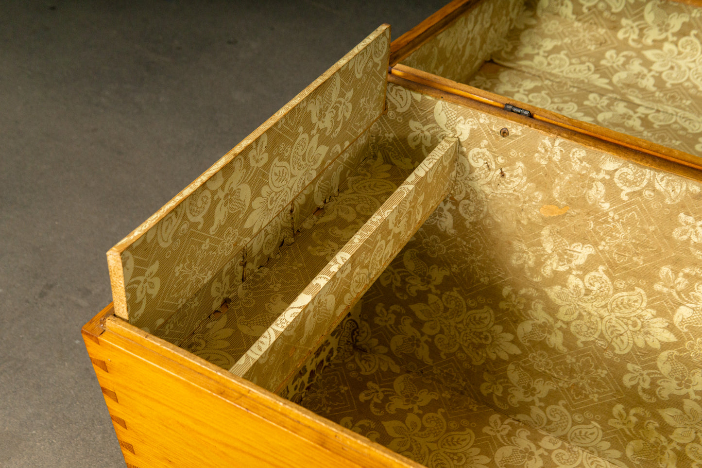 Wunderschöne Biedermeier Runddeckeltruhe