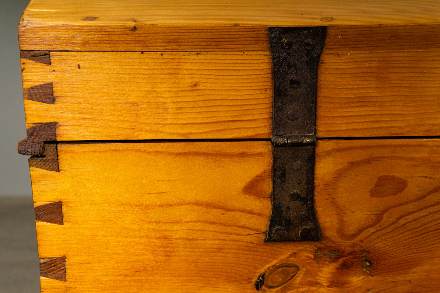 Wunderschöne Biedermeier Runddeckeltruhe