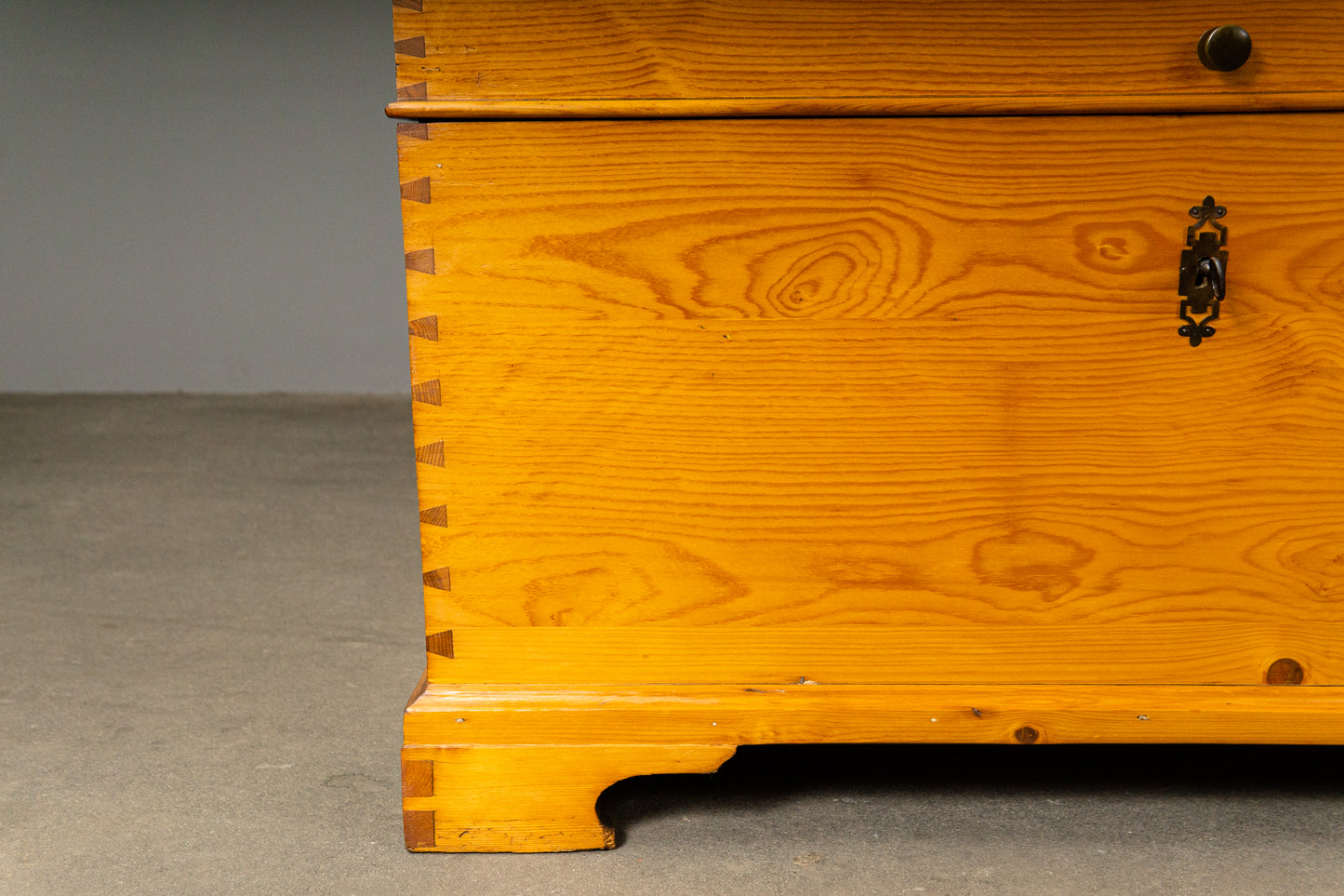 Wunderschöne Biedermeier Runddeckeltruhe