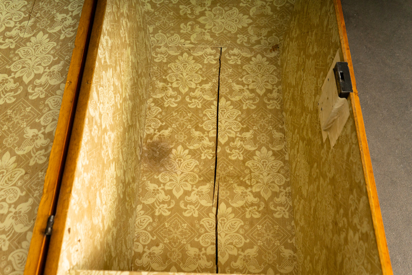 Wunderschöne Biedermeier Runddeckeltruhe