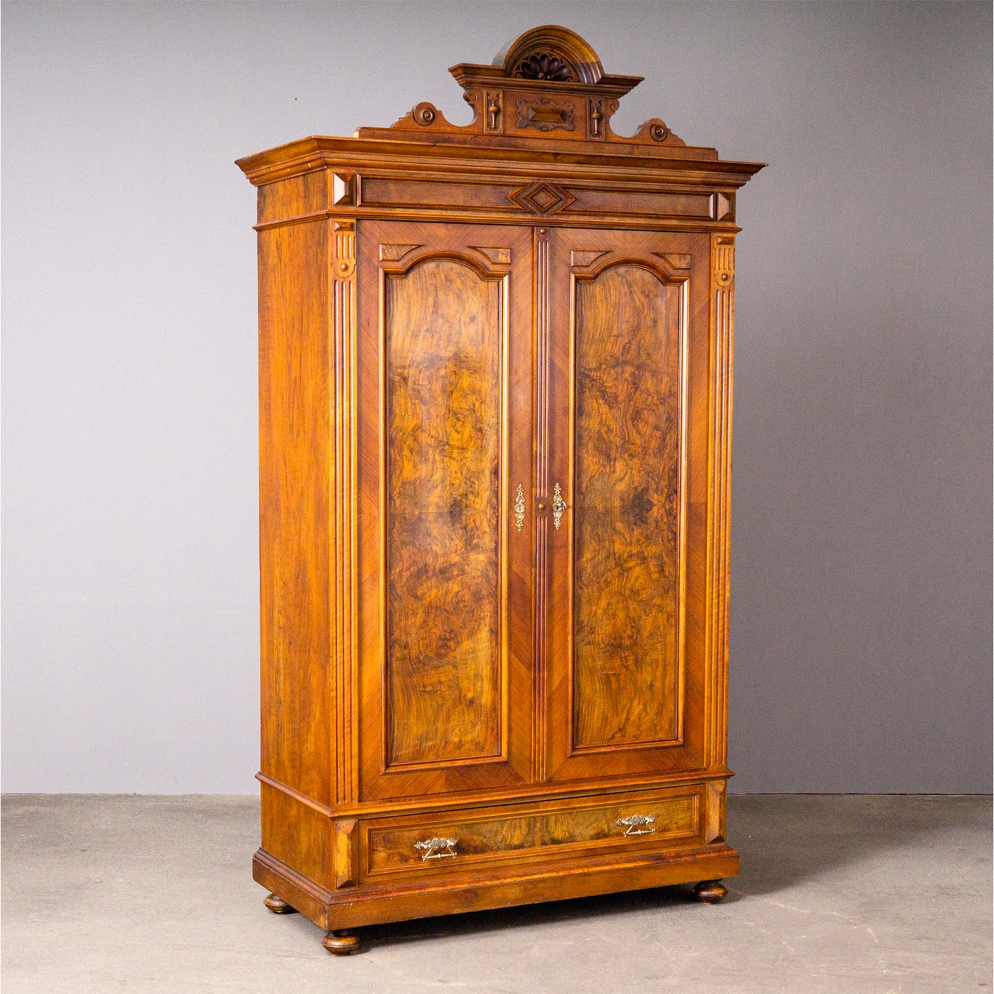 Eleganter Gründerzeit Wäscheschrank