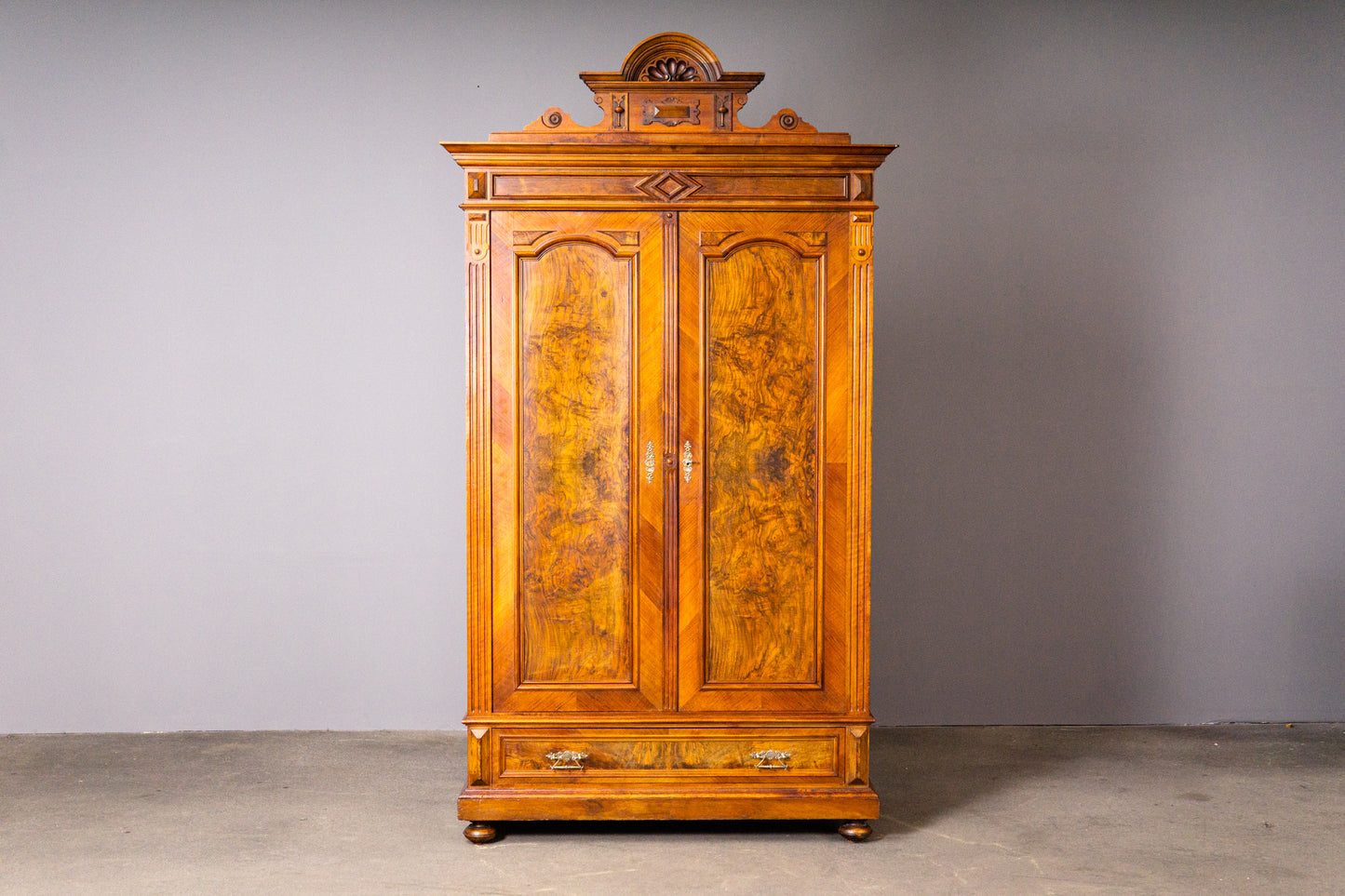 Eleganter Gründerzeit Wäscheschrank