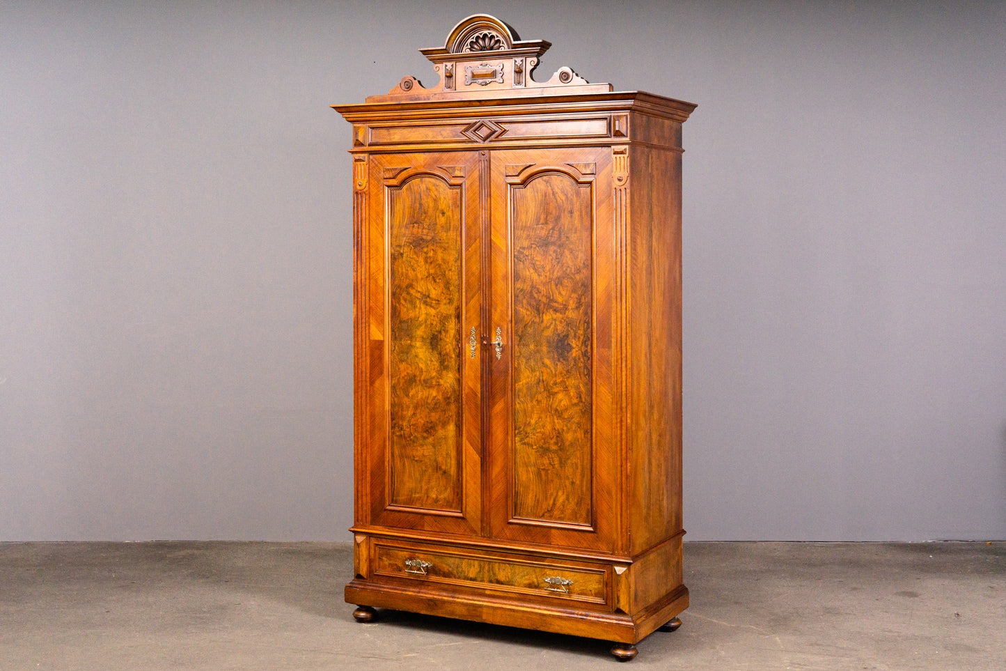 Eleganter Gründerzeit Wäscheschrank