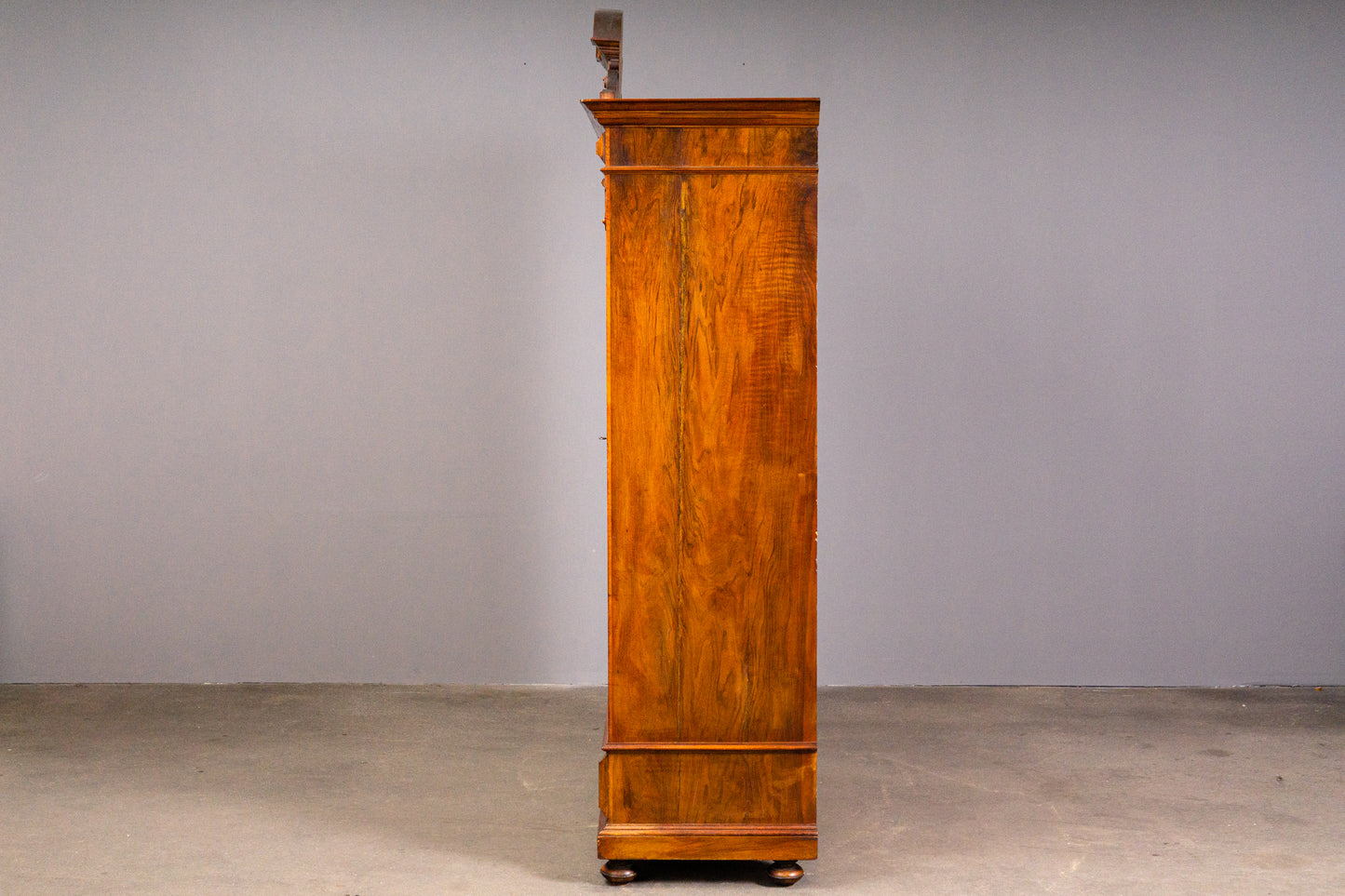 Eleganter Gründerzeit Wäscheschrank