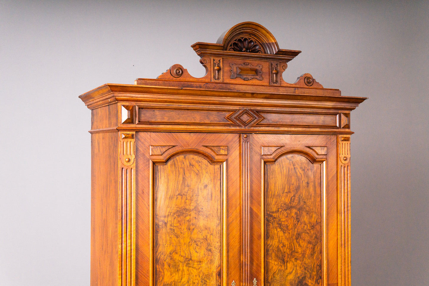 Eleganter Gründerzeit Wäscheschrank